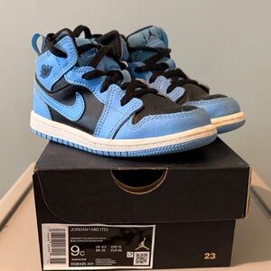 Nike Kids Black and Blue Sneakers